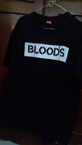 kaos hitam bloods