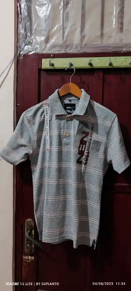 Baju kaos berkerah warna abu bergaris merk NBNGEAR size S