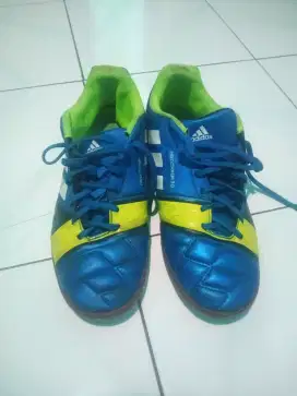 Sepatu olahraga Adidas