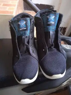 Sepatu LOGGO size 39