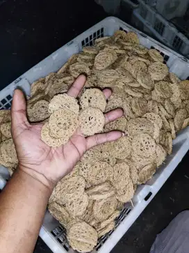 Kerupuk Mawar Putih Mentah Dan Kerupuk Kotak Gendar Kuning Mentah