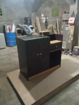 Meja Etalase krem hitam
