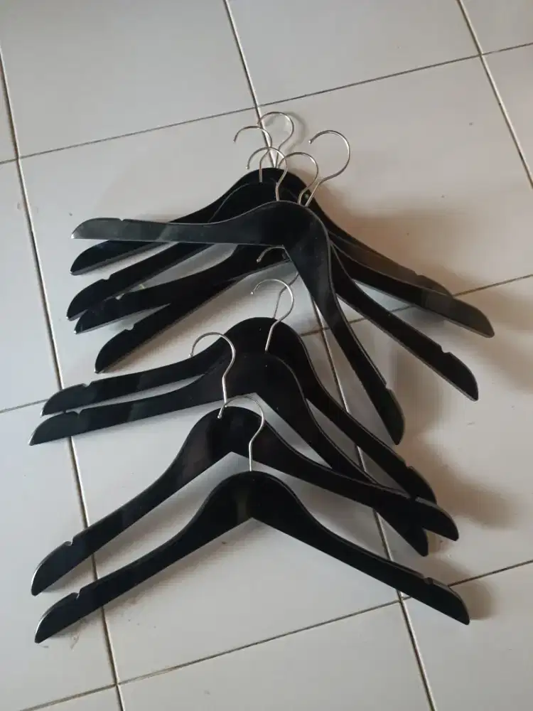 Hanger kayu hitam