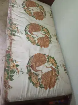 Tempat tidur single dengan 2 kasur busa