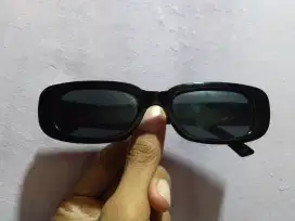 Kacamata hitam biasa
