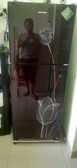 Polytron 2 pintu..kondisi bagus msh sangat dingin.