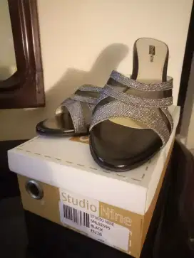 Selop cantik, size 38. Studio Nine.
