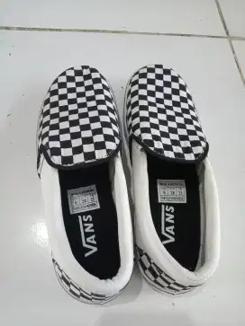 Dijual sepatu MERK VANS ukuran 38