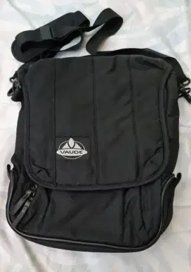 Tas selempang untuk notebook