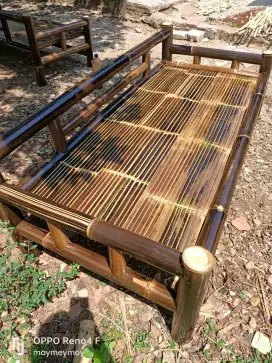 Kerjinan kursi dan bale bambu