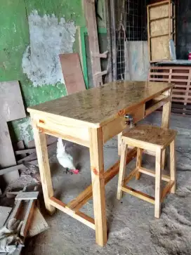 Meja komputer dan kursi