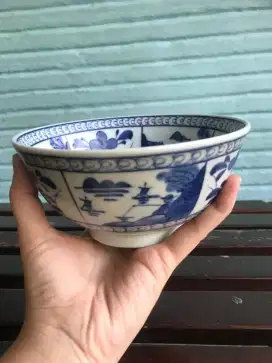 Mangkuk biru keramik tempat soup