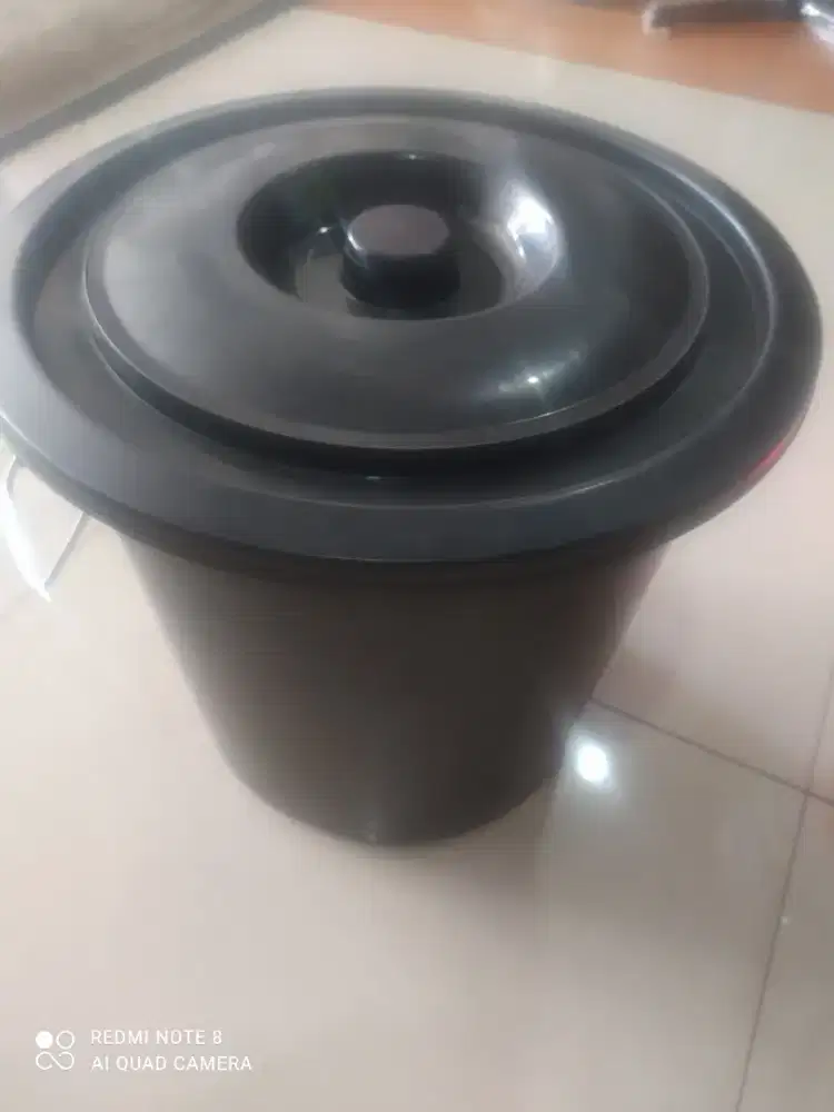 Ember plastik 30L pakai tutup