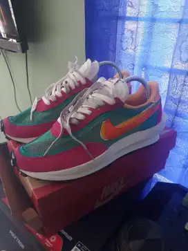 Sepatu running nike sacai