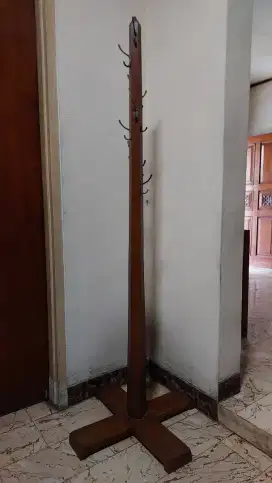 Gantungan baju kayu mahoni