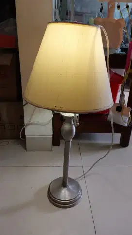 Lampu meja minimalis artistik