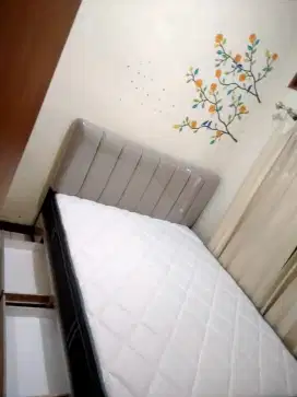 Dipan kayu tempat tidur