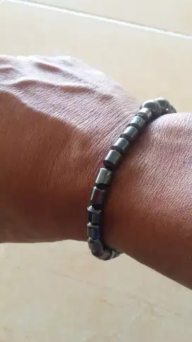 Gelang batu magnet kesehatan