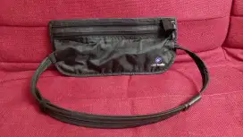 Waistbag pacsafe running traveling simple