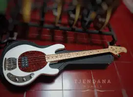 Bass sterling model white 4 string