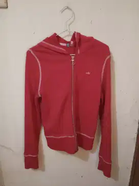 Sweater merah ukuran L merek EDC