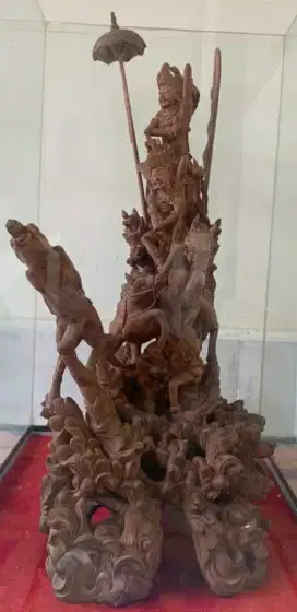 Patung dari kayu cendana