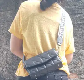 Tas kecil warna hitam