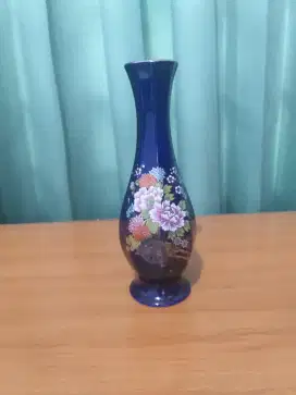 Vas bunga warna biru