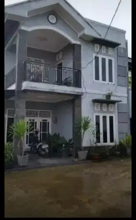 Rumah tingkat mirip vila sudah ada kolam ikan y