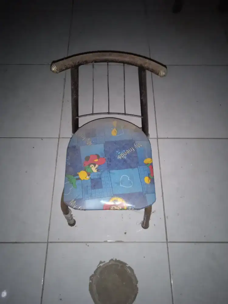 Kursi dari beai motif mickey