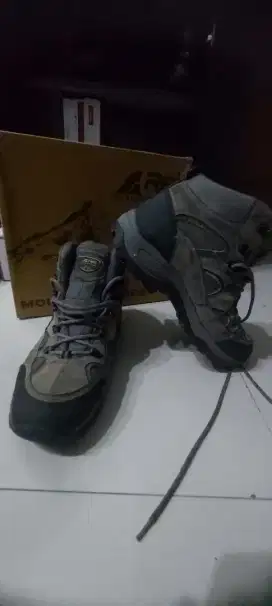 TURUN HARGA !!! FS SEPATU GUNUNG MERK REI