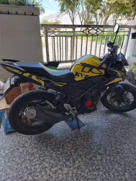 Honda CB 150R hitam dengan full cutting sticker