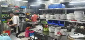 DICARI KURIR SERABUTAN DAN BAGIAN CUCI PIRING DI RUMAH MAKAN