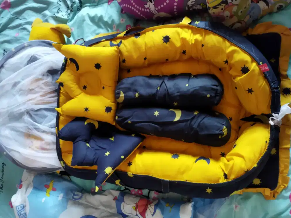 Tempat tidur bayi Dan set lainnya