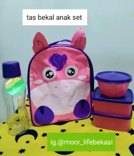 Tas bekal anak udah ada isi botol sama kotak bekal