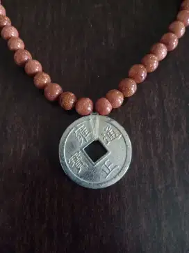 Kalung model batu pasir besi liontin koin cina