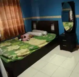 Tempat tidur dan kasur. Tanpa meja rias
