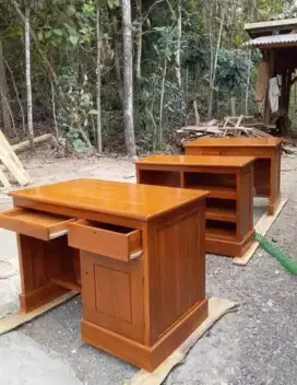 Meja kantor setengah biro