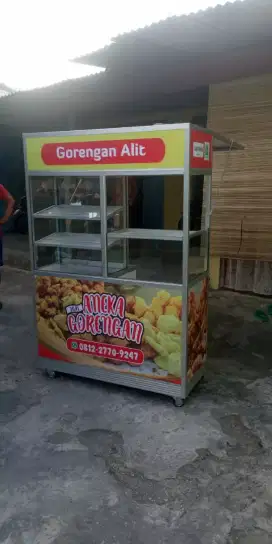 Etalase gerobak jualan aneka gorengan pisang kremes tahu walik