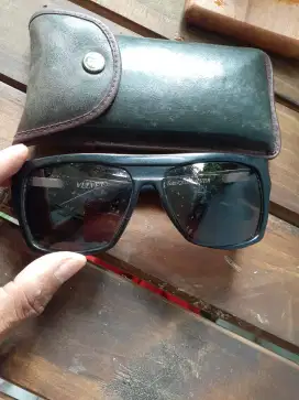 Kacamata Hitam Quicksilver