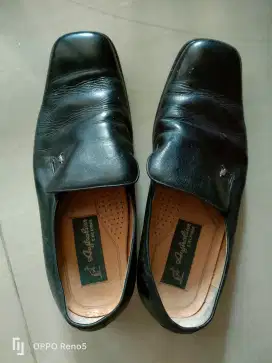 Sepasang sepatu kulit asli import