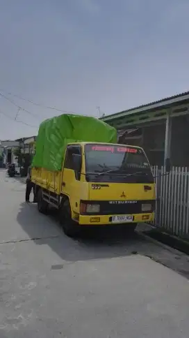 Truk engkel angkut barang