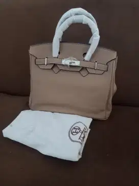 Handbag warna khaki, ada talpan