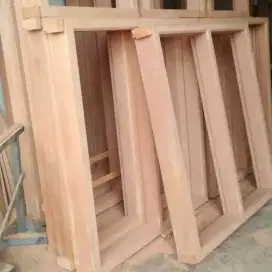 Kusen Jendela boven dan lubang angin