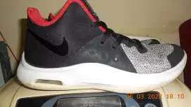Nike air versititle 3. Ukuran sepatu size 42