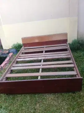 Tempat tidur ukuran queensize bekas pakai