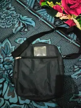 Tas selempang hitam