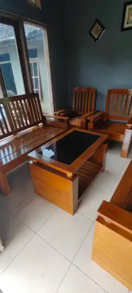 Meja kursi tamu