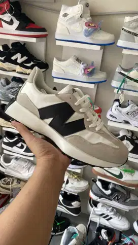 New Balance 327