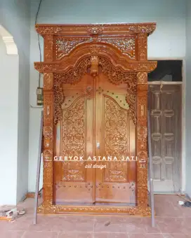 Pintu gapuro ukir Jepara